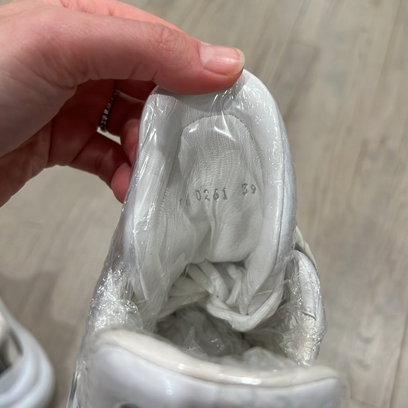 Louis Vuitton Archlight Sneaker - Picture 9 of 10